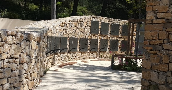 Columbarium et pierres sèches