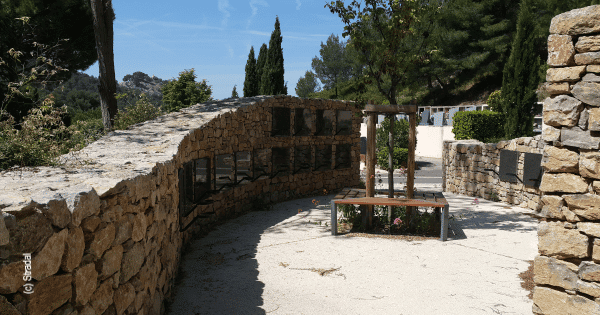 Columbarium et pierres sèches
